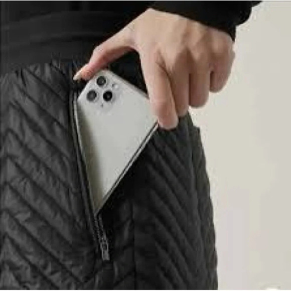 Athleta Apres Ski Quilted Short in Black - NWOT - Size 16 - Picture 2 of 8